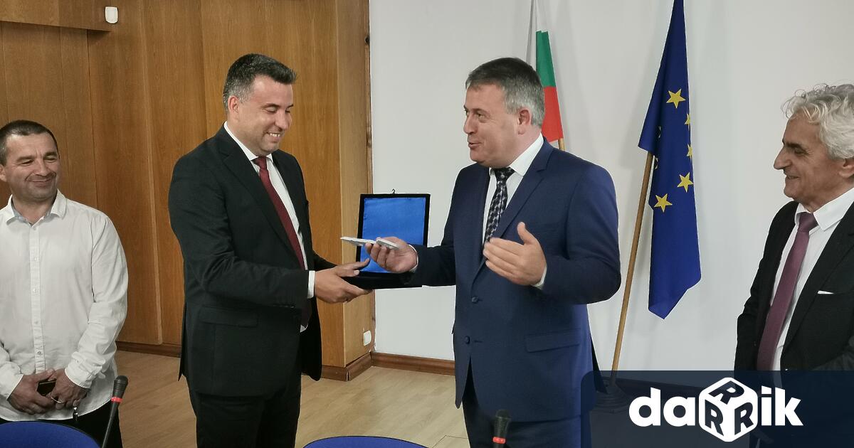 Днес официално новият областен управител на Смолян Румен Пехливанов и