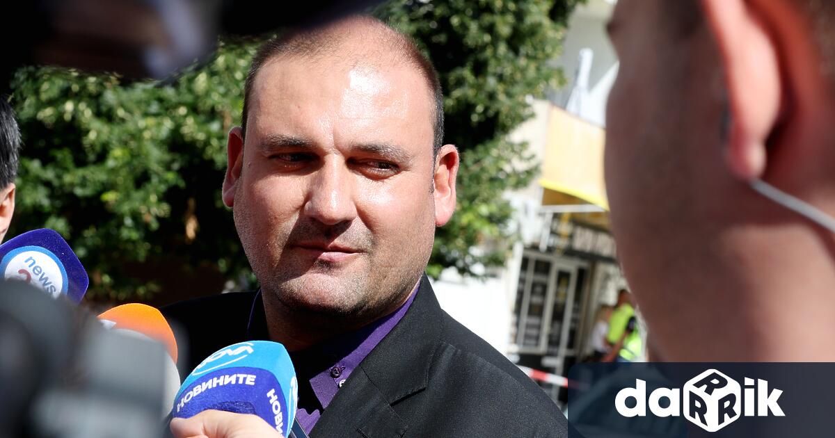 Младият мъж облечен като охранител който счупи челюстта на младеж