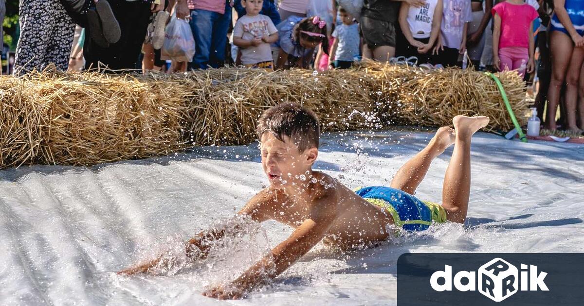 Съревнование с водни пистолети пожарникарски душ щафетни игри с балони