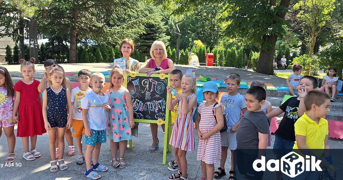 Румяна Маринова гостува на децата от Лятната читалня на библиотека