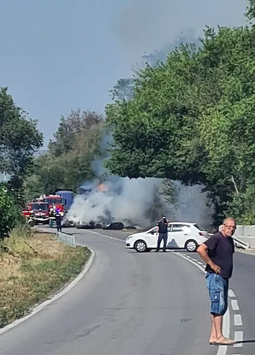 Камион се запали край Варна, затвориха пътя