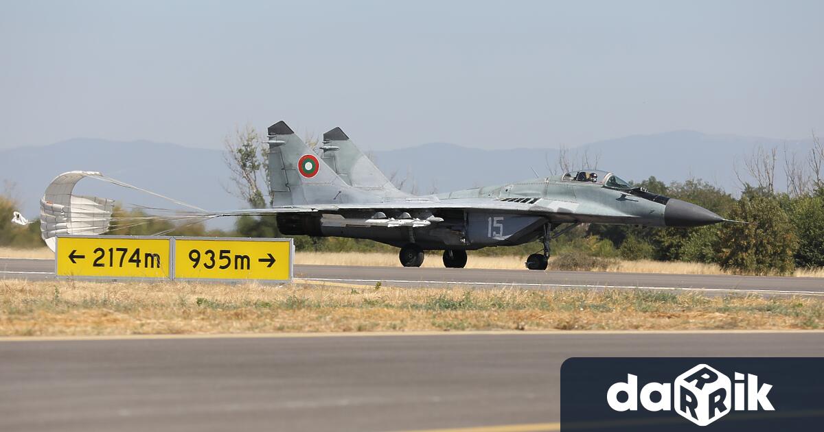 Министърът на отбраната Атанас Запрянов откри новата полоса за излитане