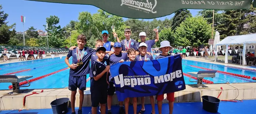 ПСК Черно море с отборен трофей на държавното по плуване