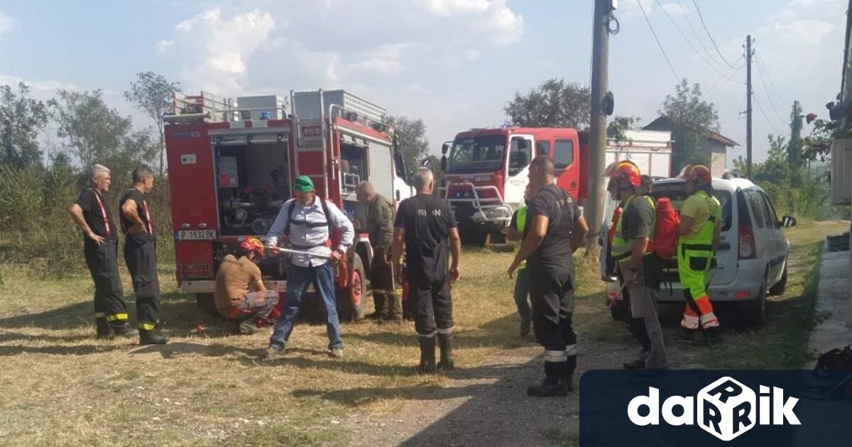 В потушаването на огъня който е засегнал вилни имоти са