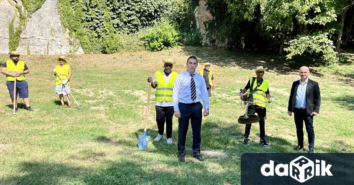 За реализиране на дейности по почистването и поддръжката на парк