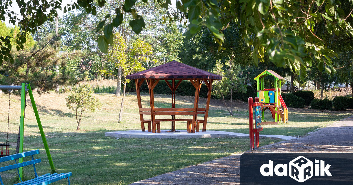 Чисто нова беседка ще краси паркът на село Роза и
