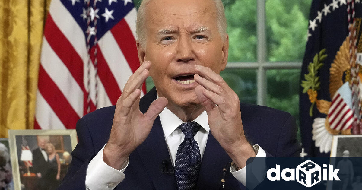 Президентът на САЩ Джо Байдън използва официалната обстановка в Овалния