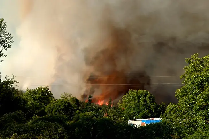 Десетки доброволци се включиха в гасенето на пожара край Стара Загора