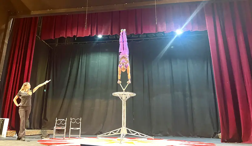 Цирк Миракъл представи спектакъл на сцена в град Левски