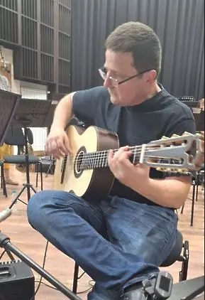 Китаристът Цветан Недялков: Любовта ми към класическата китара се разрасна и не угасна до днес