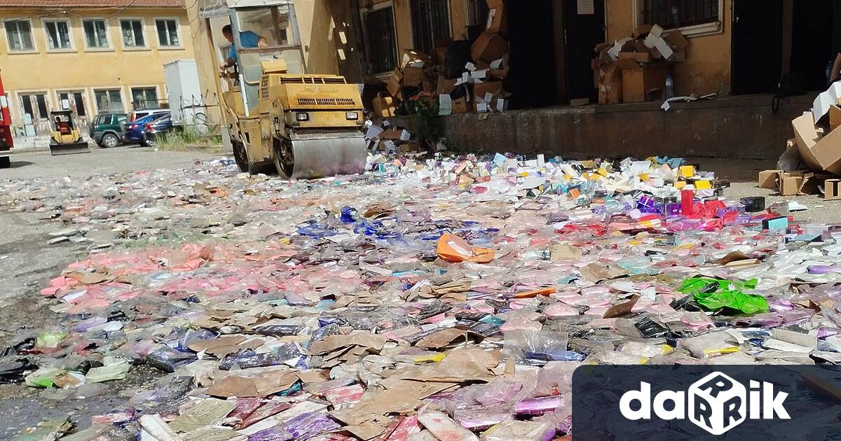 Близо 840 000 артикула по голяма част от тях дрехи и