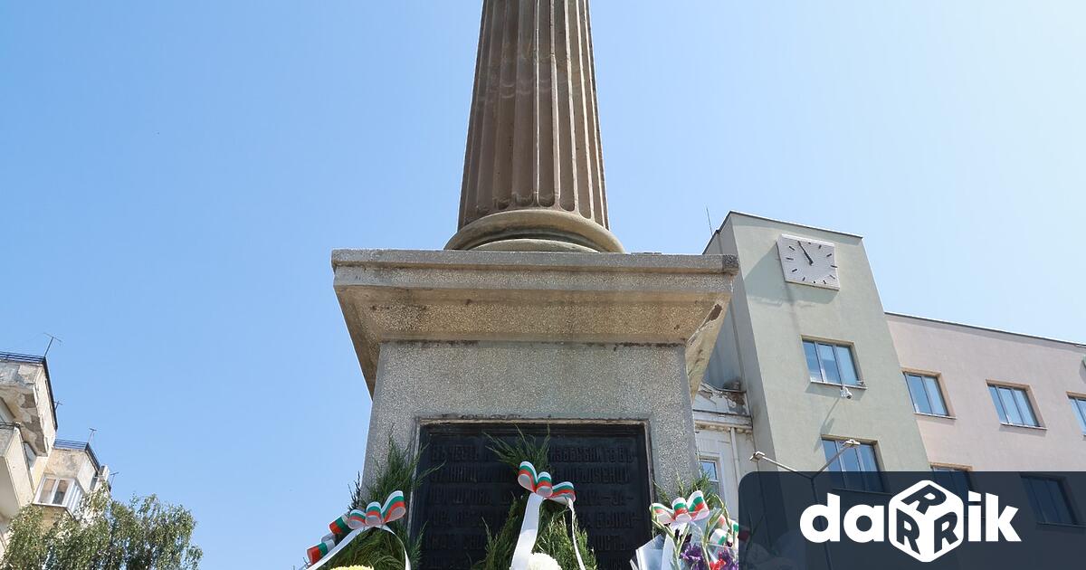 На 16 юли севлиевци застанаха с венци и цветя на