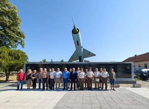 Венци и цветя пред мемориала на загиналите във войните в Севлиево по повод 145 години от създаването на Военното министество