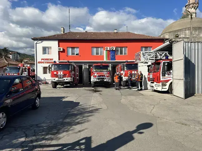 Ликвидиран е пожарът, който възникна в смесена гора в района на селата Коприва,  Цървен дол и  Преколница