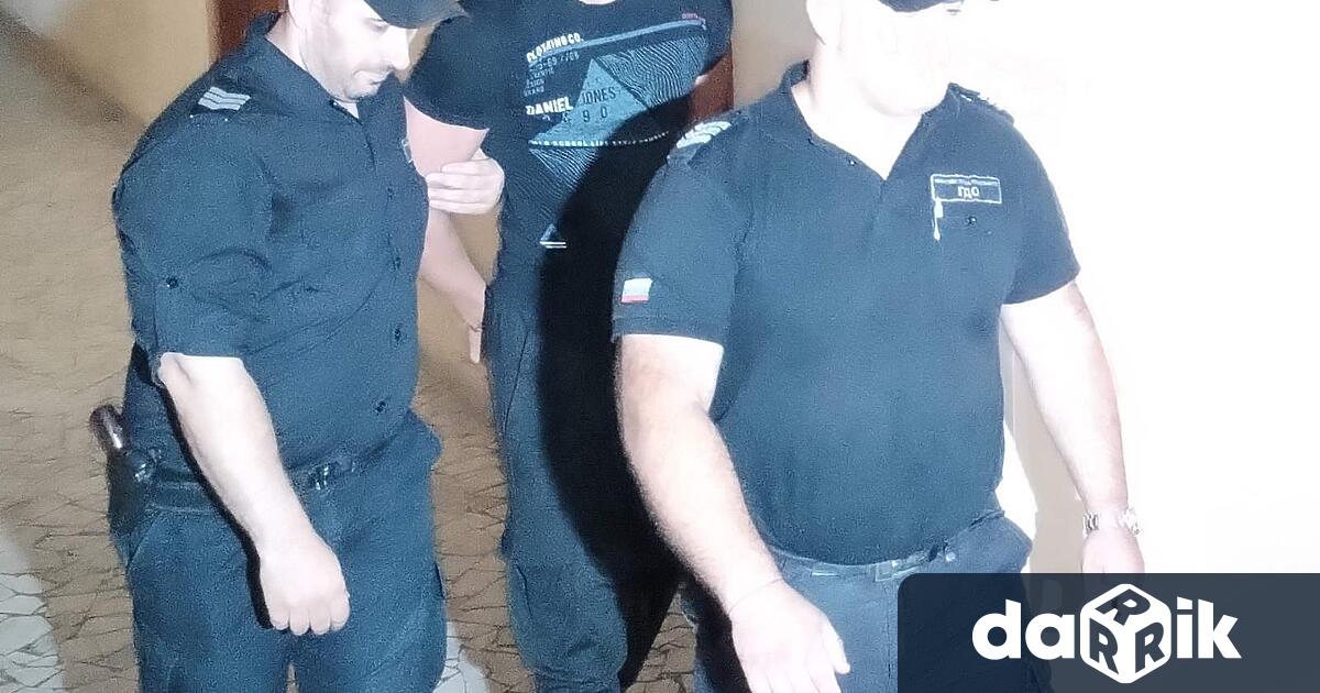 Бургаският окръжен съд пусна днес под домашен арест полицая от