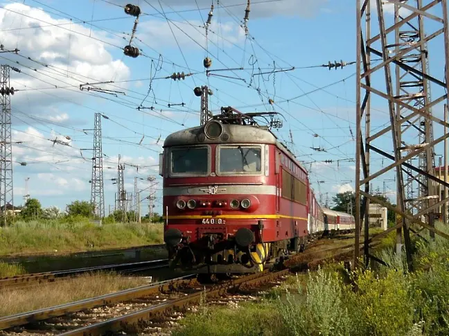 Бързият влак от Бургас закъсня 85 минути преди да е тръгнал 
