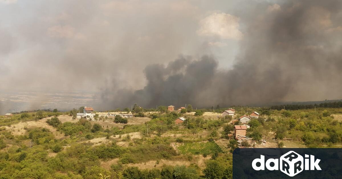 Избухна голям пожар на метри от бензинстанция в Харманли На
