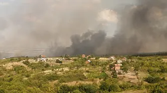 Голям пожар на метри от бензиностанция в Харманли (ВИДЕО)
