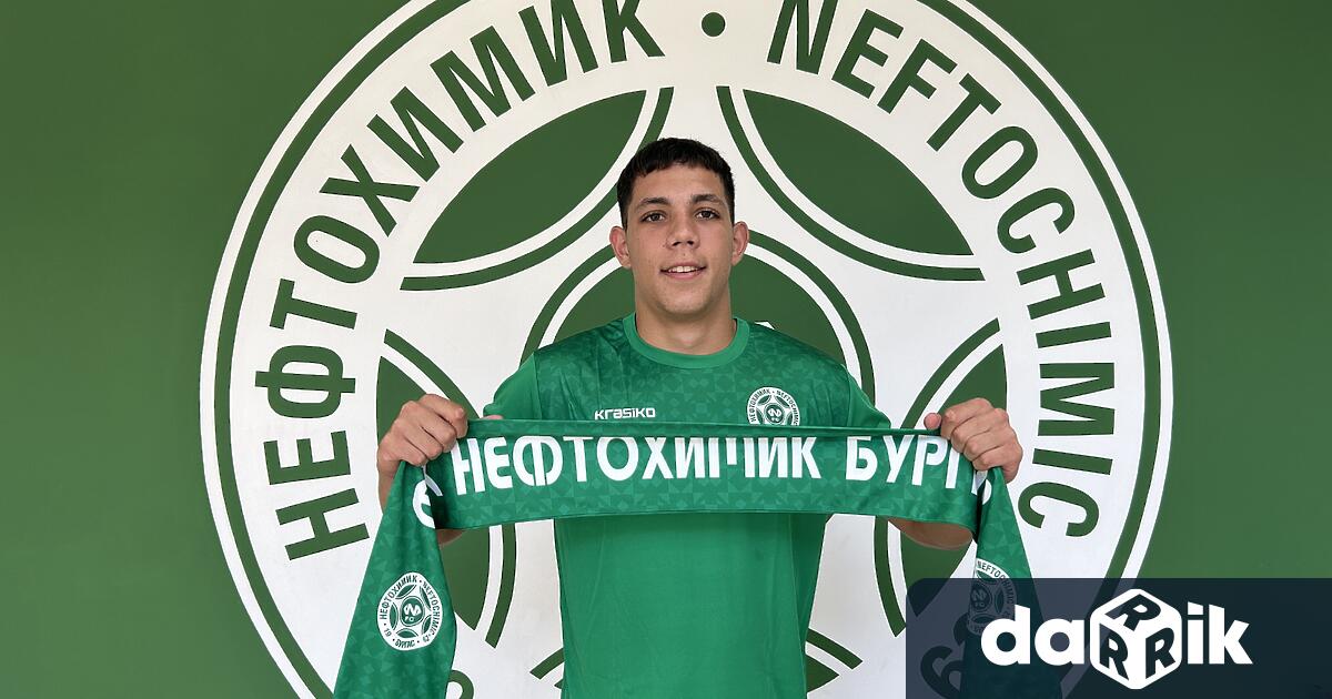 Роденият през 2006 година вътрешен халф Васил Ангелов е второто