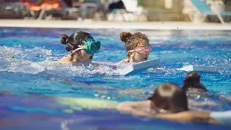 Завършиха първите две смени от плувните курсове за ученици в Мездра