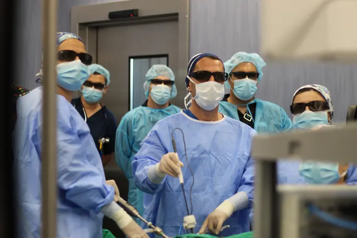 Гинеколозите от ,Мама и Аз‘ оперират с уникална за България система за 3D хирургия  