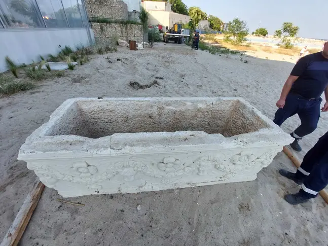 Полицай откри античен саркофаг на варненски плаж (СНИМКИ)
