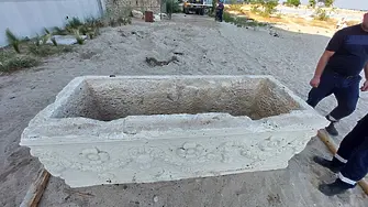 Полицай откри античен саркофаг на варненски плаж (СНИМКИ)