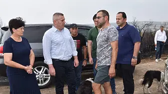 Земеделският министър при засегнатите от пожарите в Хасковско