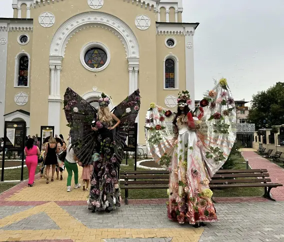 Във Видин се радваха на улично шоу „Цветя на кокили“ и модно ревю  на фестивала  „Дунавски вълни“