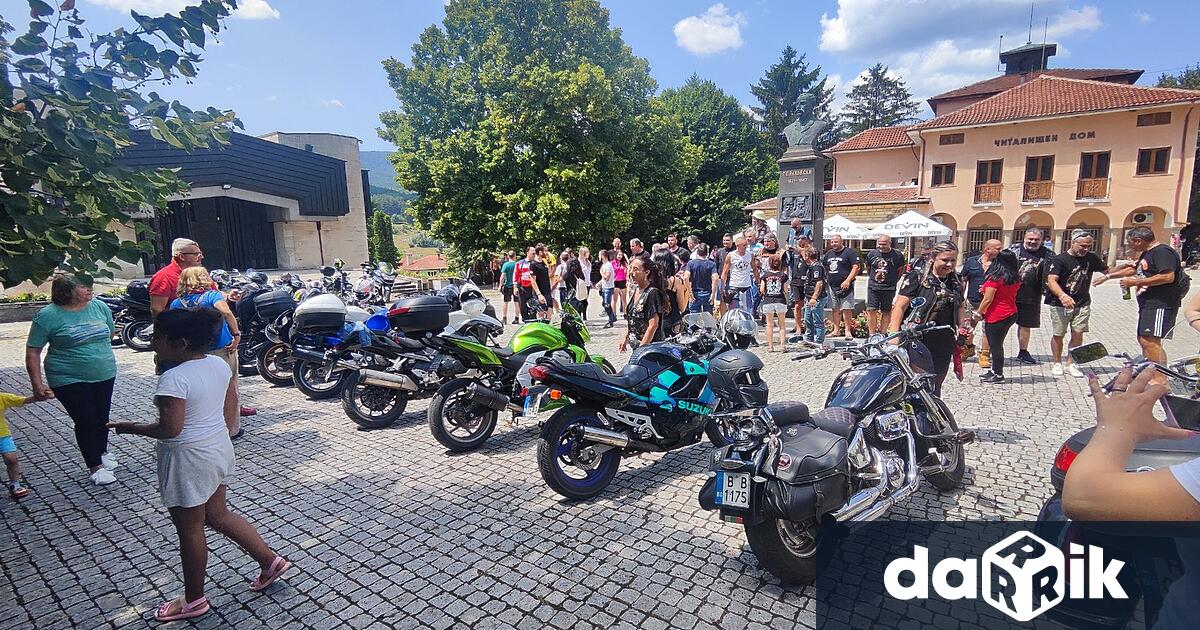 Рев на мотори кожени якета каски на главите и голямо