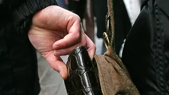 Младеж нападна жена във Варна и задигна чантата й