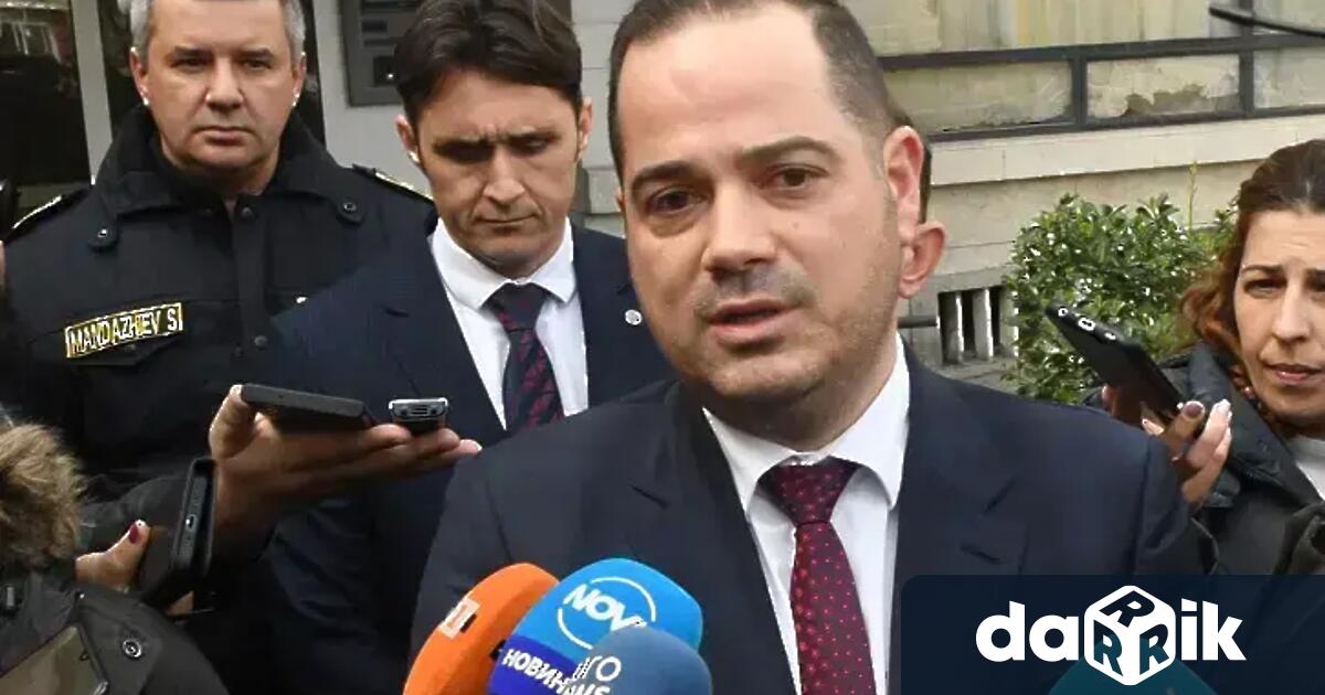 Ситуацията е много тежка До момента пожарникарите са успели да изкарат