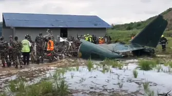 Самолет с 19 души се разби в Непал, пилотът е единственият оцелял (ВИДЕО)
