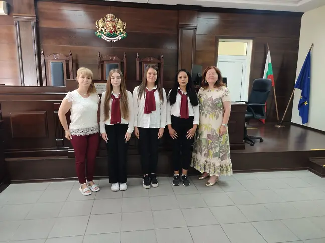 Ученици от специалност „Съдебна администрация“ към ПГРТО - Плевен проведоха производствена практика в Административен съд - Плевен