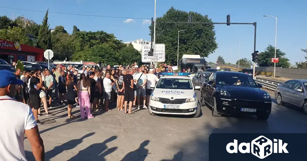 Светофарът на кръстовището на бул Княз Борис I и ул