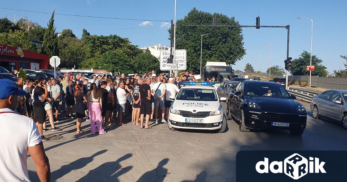 Недоволни варненци блокираха пътя за курорта Златни пясъци Протестът им