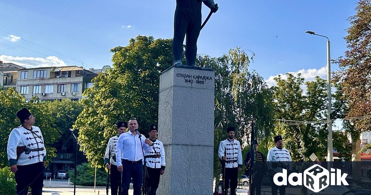 Пред паметника на Стефан Караджа до Градските хали в Русе