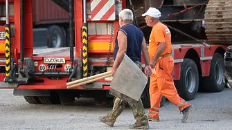 Пожарът в Струмаяни се разпространява, горят около 10 хил. дка