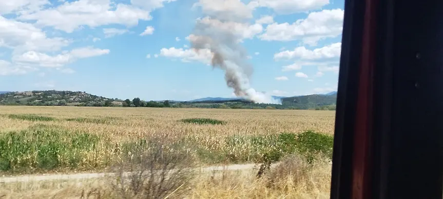 Пожар спря движението между Баня, Васил Левски и Ведраре в Карловско
