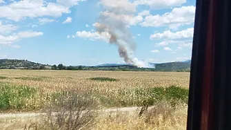 Пожар спря движението между Баня, Васил Левски и Ведраре в Карловско
