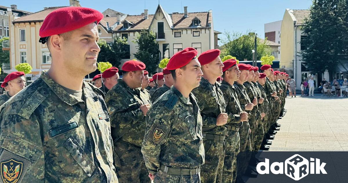 На тържествена церемония 13 новоназначени войници във Военно формирование 54