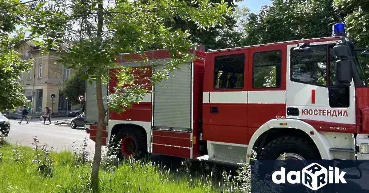 Продължава гасенето на огъня, който се разгоря вчера между симитлийското