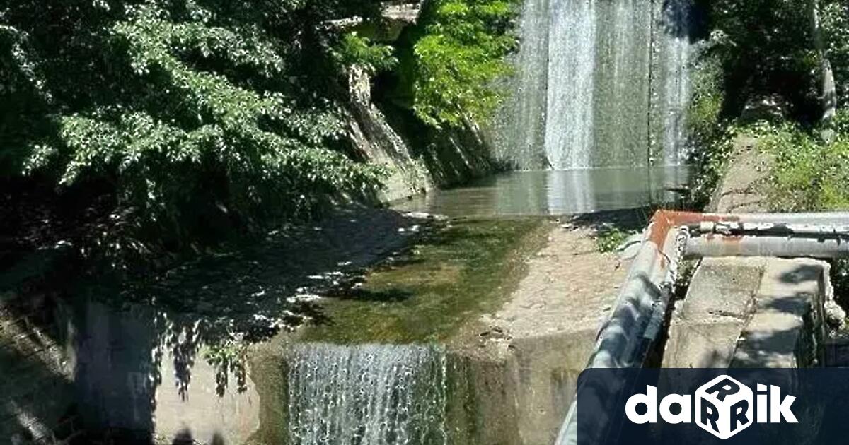 Авария на магистрален водопоровод е причината за оцветяването на морската