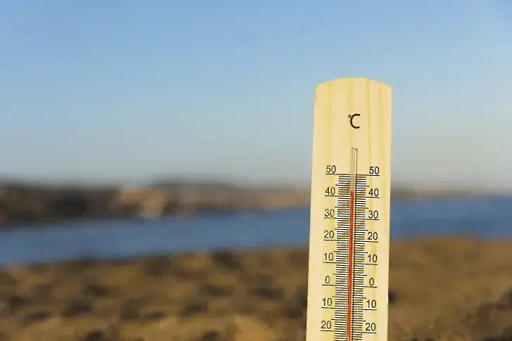 Жълт код за горещо време в 11 области в страната