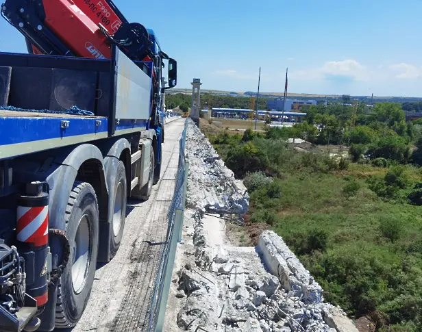 Нови 8 стоманобетонни панели са поставени на Дунав мост при Русе