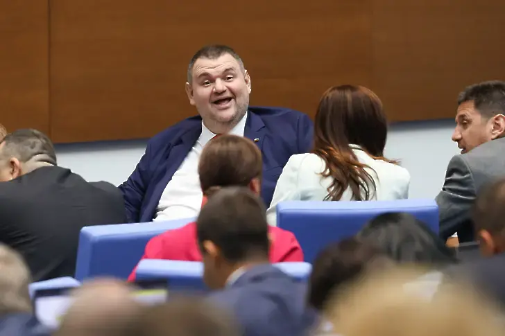 “Стига с това шоу”: Пеевски призова ИТН да връща третия мандат