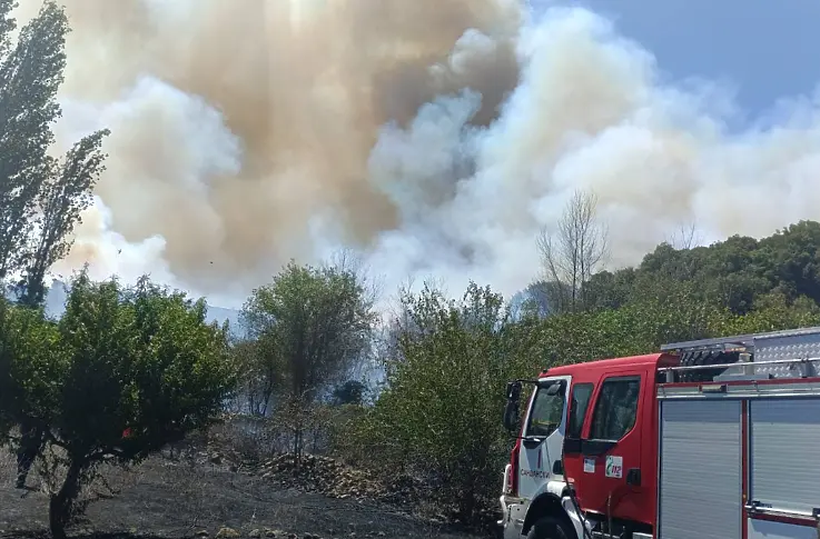BG-Alert евакуира жителите на с. Кърпелево заради пожар край Струмяни (СНИМКИ)