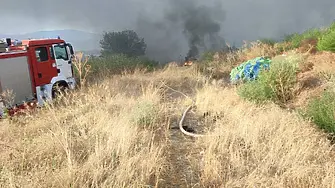 Ограничиха огъня от горящото сметище край Цалапица