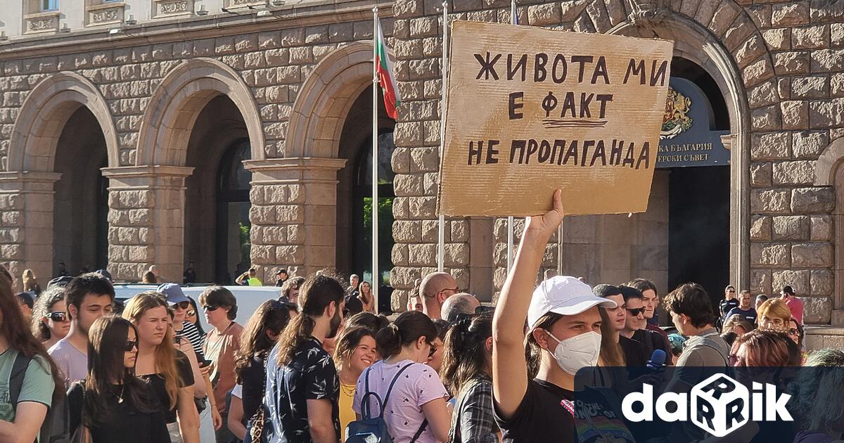 Граждани се събраха на протест пред сградата на Народното събрание