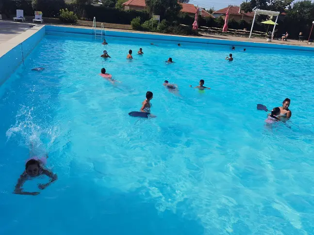 Започна Плувно лято - 2024 за децата от село Асеновци